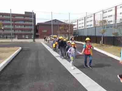 正門から出発