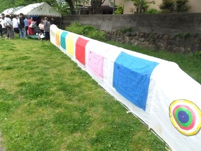 河川敷に展示された本校児童の作品