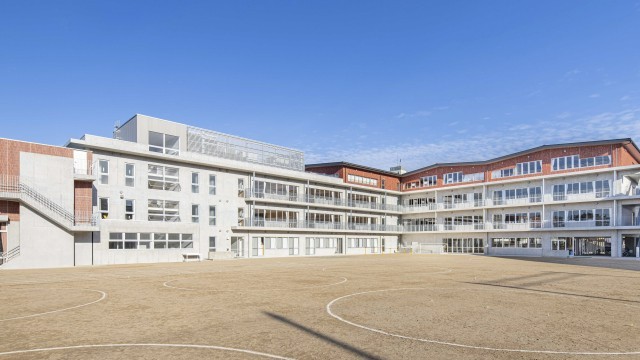 運動場からの外観