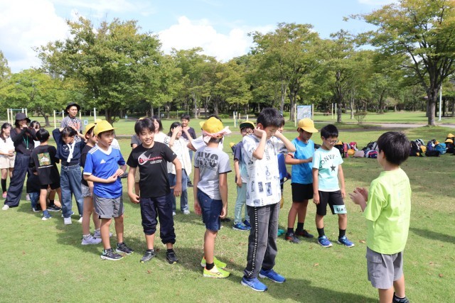 広い芝生の中で伝言ゲーム！