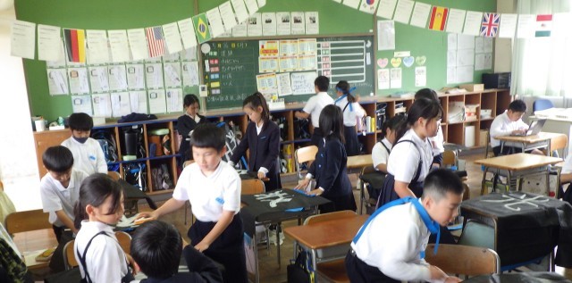 運動会に向けて、団体演技で活用するはっぴの背中に自分の好きな漢字一字を書いています。