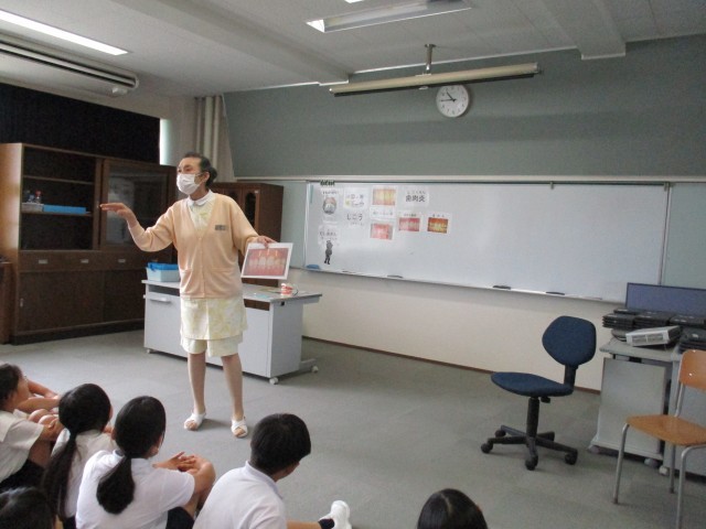 ４年生歯科衛生士による歯みがき指導