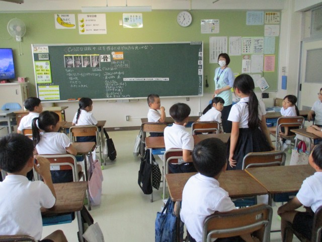 ３年生栄養教諭による栄養指導（カルシウム）