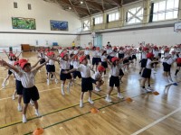 運動会の踊りを一生懸命練習中