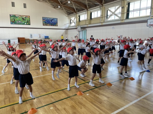 運動会の踊りを一生懸命練習中