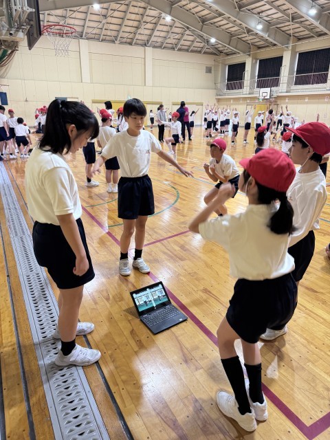 6年生が5年生に「若い力」を教えています