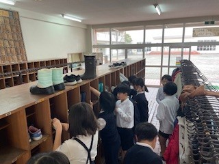 ５枚目　下足箱そうじ
