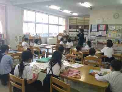 学校司書の読み聞かせ