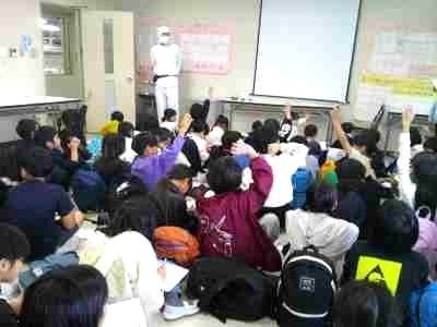 ３年生ミニ遠足（森八工場見学）