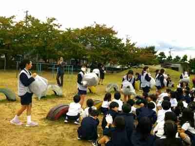 たてわりグループ「なかよし草むしり」
