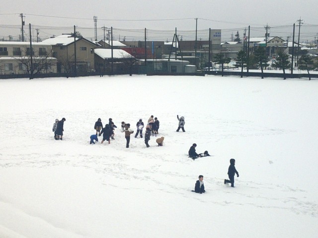 運動場雪遊び
