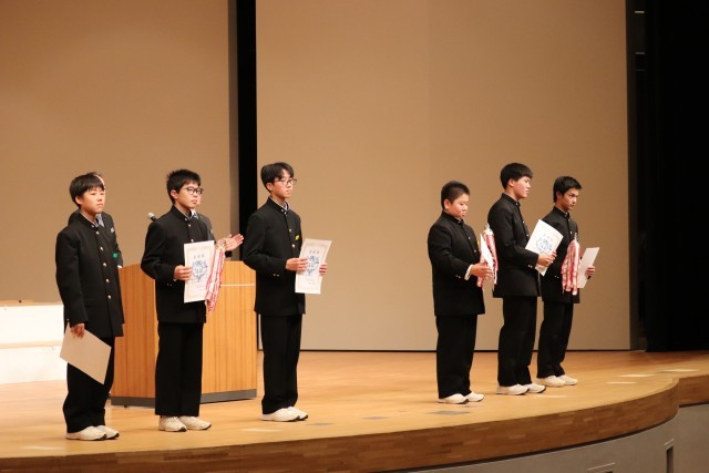 各学年、優秀賞と最優秀賞を受賞したクラスの代表者です。